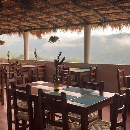 Hotel Cafenaranja Хилитла Экстерьер фото