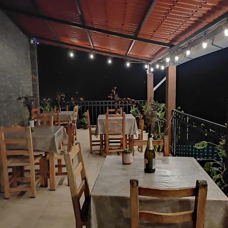 Hotel Cafenaranja Хилитла Экстерьер фото