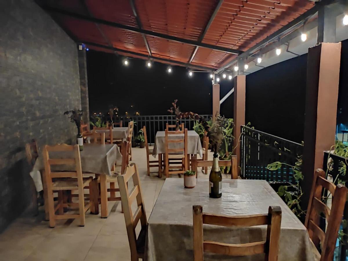 Hotel Cafenaranja Хилитла Экстерьер фото